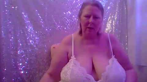 Snapshot of ivyjane3522 chatting on 05/02/26, 02:27 ivyjane3522 online show from 05/02/26, 02:27
