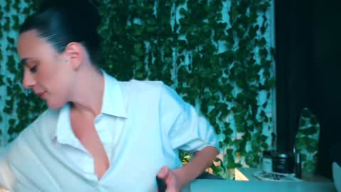 Snapshot of ivyjonson chatting on 12/08/24, 01:36 Miss Ivy online show from 12/08/24, 01:36