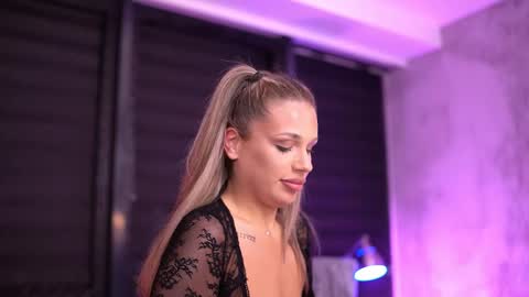 IvyRowa online show from 02/11/25, 04:22