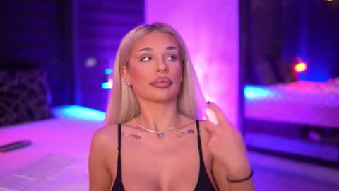 IvyRowa online show from 10/08/25, 06:16