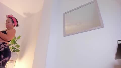 Iza online show from 02/19/25, 02:12