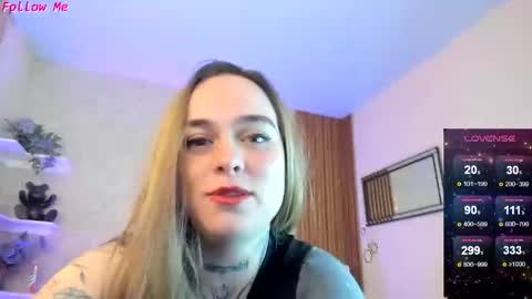 Snapshot of izzchell_ chatting on 04/16/26, 03:24 Lia online show from 04/16/26, 03:24