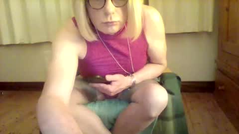 Snapshot of izzy_mchoney chatting on 05/15/26, 11:01 izzy_mchoney online show from 05/15/26, 11:01