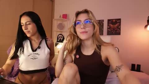 Snapshot of jacky_croft chatting on 11/03/25, 05:42 Linda Sofia help me get to 100 thumbs up online show from 11/03/25, 05:42