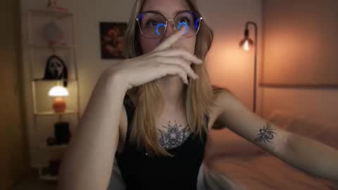 Snapshot of jacky_croft chatting on 11/17/25, 04:29 Linda Sofia help me get to 100 thumbs up online show from 11/17/25, 04:29