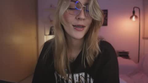 Snapshot of jacky_croft chatting on 11/22/25, 04:00 Linda Sofia help me get to 100 thumbs up online show from 11/22/25, 04:00