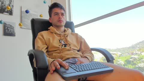 Snapshot of jacobstones_ chatting on 12/18/24, 01:45 JACOB STONES online show from 12/18/24, 01:45