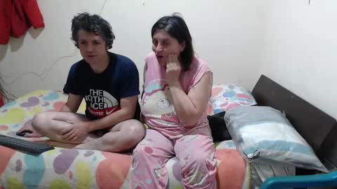jade y noah online show from 10/21/25, 03:57