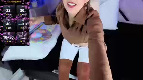 jade white  online show from 01/09/26, 01:58