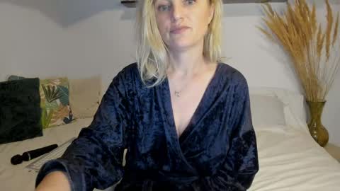 elena online show from 04/17/26, 02:36