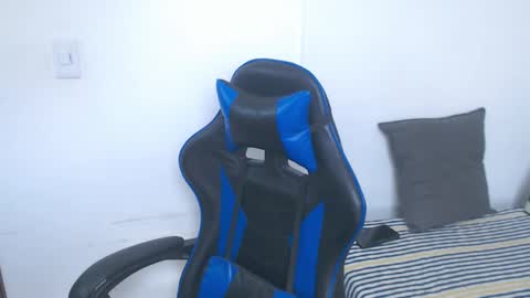 Snapshot of jake_shadow14 chatting on 02/19/26, 04:25 Hi guys im new 3 online show from 02/19/26, 04:25