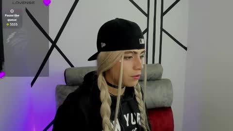 Snapshot of jakob_boiis chatting on 11/14/25, 05:50 miha adams online show from 11/14/25, 05:50