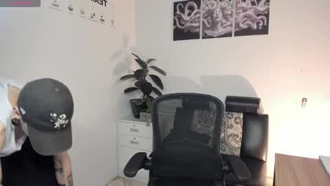 james_adamss_ online show from 12/19/25, 01:07