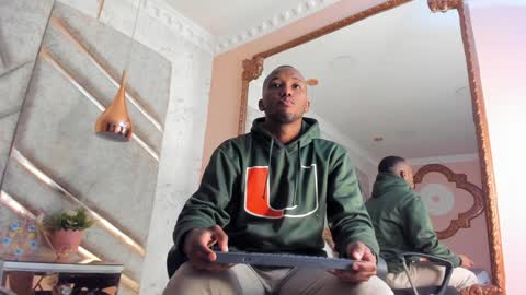 Snapshot of jamesparck chatting on 01/24/25, 12:10 James online show from 01/24/25, 12:10