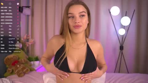 Day Alice Night Stella online show from 02/21/26, 05:30