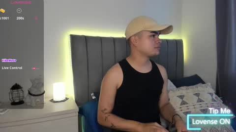 Snapshot of jarethh_ chatting on 10/15/25, 11:10 JARETHH online show from 10/15/25, 11:10