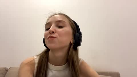 Snapshot of jayehubiak chatting on 03/03/26, 02:12 Isabella Rose online show from 03/03/26, 02:12