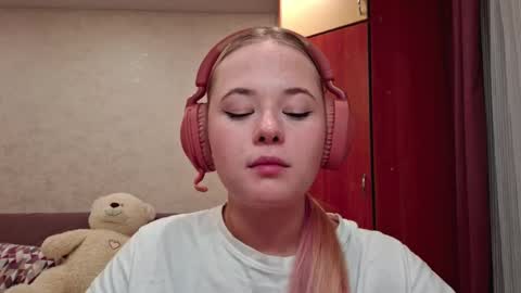 Sofia online show from 10/24/25, 02:46