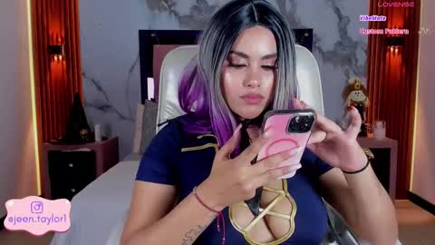 Jeen Taylor online show from 10/31/25, 08:21