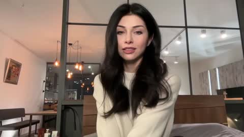 jennifer bones online show from 12/01/25, 08:25