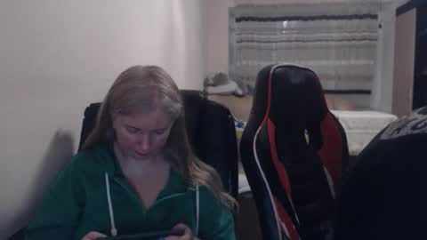 JenisAndPeter online show from 04/17/26, 06:44