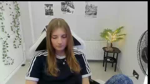 Snapshot of jenniestar chatting on 07/25/26, 01:19 Karla online show from 07/25/26, 01:19