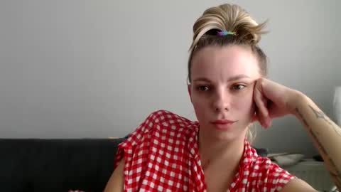 Snapshot of jennyfrost chatting on 11/11/25, 12:16 jennyfrost online show from 11/11/25, 12:16