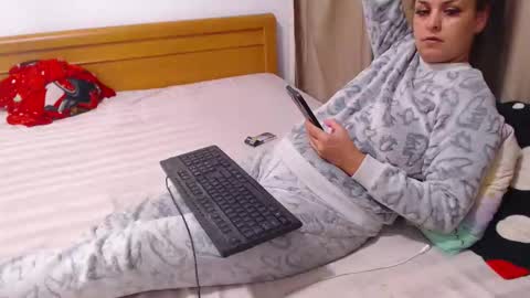 Snapshot of jessiestar3 chatting on 10/08/25, 02:47 jessiestar3 online show from 10/08/25, 02:47