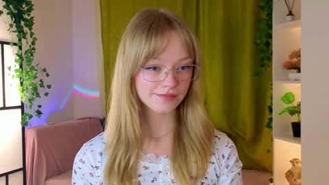 Gwen online show from 04/15/26, 08:09