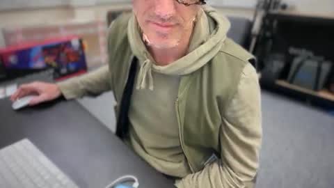 Snapshot of jgol519 chatting on 10/20/25, 04:51 James online show from 10/20/25, 04:51