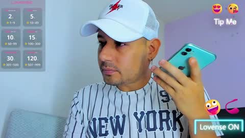 Snapshot of jhonyalzate chatting on 12/23/24, 04:01 Jhony Alzate online show from 12/23/24, 04:01