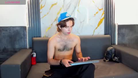 jhostin_1 online show from 12/04/25, 08:28