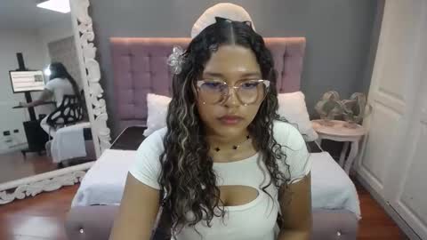 Snapshot of jimena_bell chatting on 09/17/25, 02:41 Jimena online show from 09/17/25, 02:41