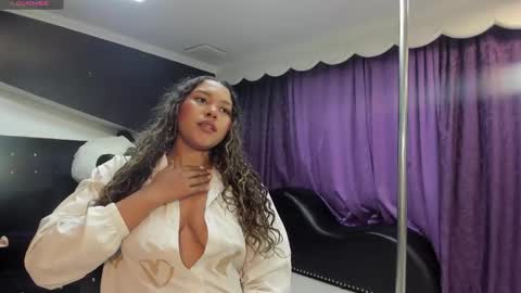 Snapshot of jimena_bell chatting on 11/20/25, 02:23 Jimena online show from 11/20/25, 02:23