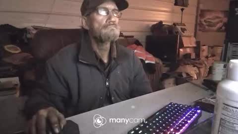 Snapshot of jmoorez2001 chatting on 01/25/25, 01:43 johnny online show from 01/25/25, 01:43