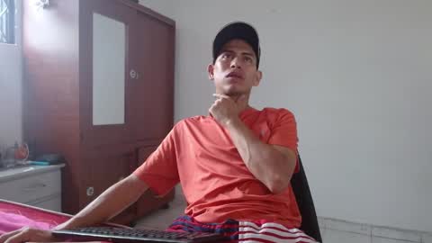 Snapshot of johan_kitten chatting on 05/19/26, 12:44 johan online show from 05/19/26, 12:44