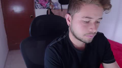 Snapshot of johanleonsweetboy chatting on 10/30/25, 04:41 JOHAN independient model online show from 10/30/25, 04:41