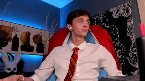 Snapshot of john_weasley chatting on 12/11/24, 09:01 John online show from 12/11/24, 09:01