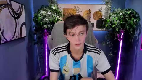 Snapshot of john_weasley chatting on 10/16/25, 07:42 John online show from 10/16/25, 07:42