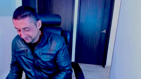 Snapshot of johnny_seens1 chatting on 05/12/26, 01:52 Johnny online show from 05/12/26, 01:52