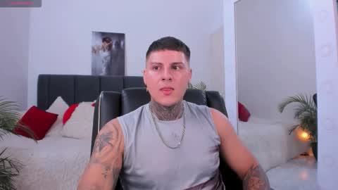 Snapshot of johny_multicum chatting on 10/25/25, 06:46 Johny online show from 10/25/25, 06:46