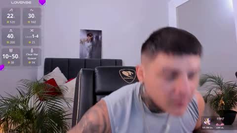 Snapshot of johny_multicum chatting on 10/29/25, 06:31 Johny online show from 10/29/25, 06:31