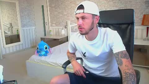Snapshot of jonahshaw chatting on 07/14/26, 04:17 JonahShaw online show from 07/14/26, 04:17