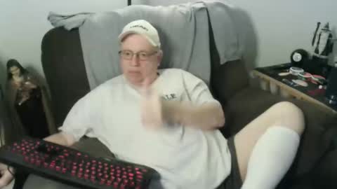 Snapshot of jpmel99 chatting on 10/31/25, 11:17 jpmel99 online show from 10/31/25, 11:17