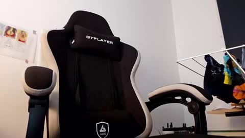 Snapshot of ju537705 chatting on 10/12/25, 04:33 ju537705 online show from 10/12/25, 04:33