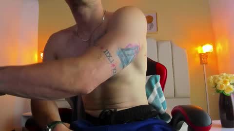 Snapshot of juan_prior chatting on 12/15/25, 01:04 JUAN online show from 12/15/25, 01:04