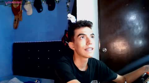 Snapshot of juandii26 chatting on 05/17/26, 12:19 juandi online show from 05/17/26, 12:19