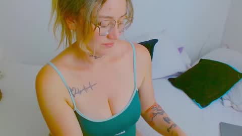  Juliana Torres  online show from 02/04/26, 06:58