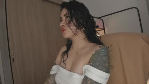 Juli Modelo Independiente online show from 04/17/26, 03:15