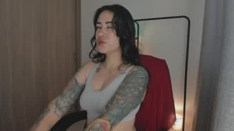 Juli Modelo Independiente online show from 05/05/26, 06:27